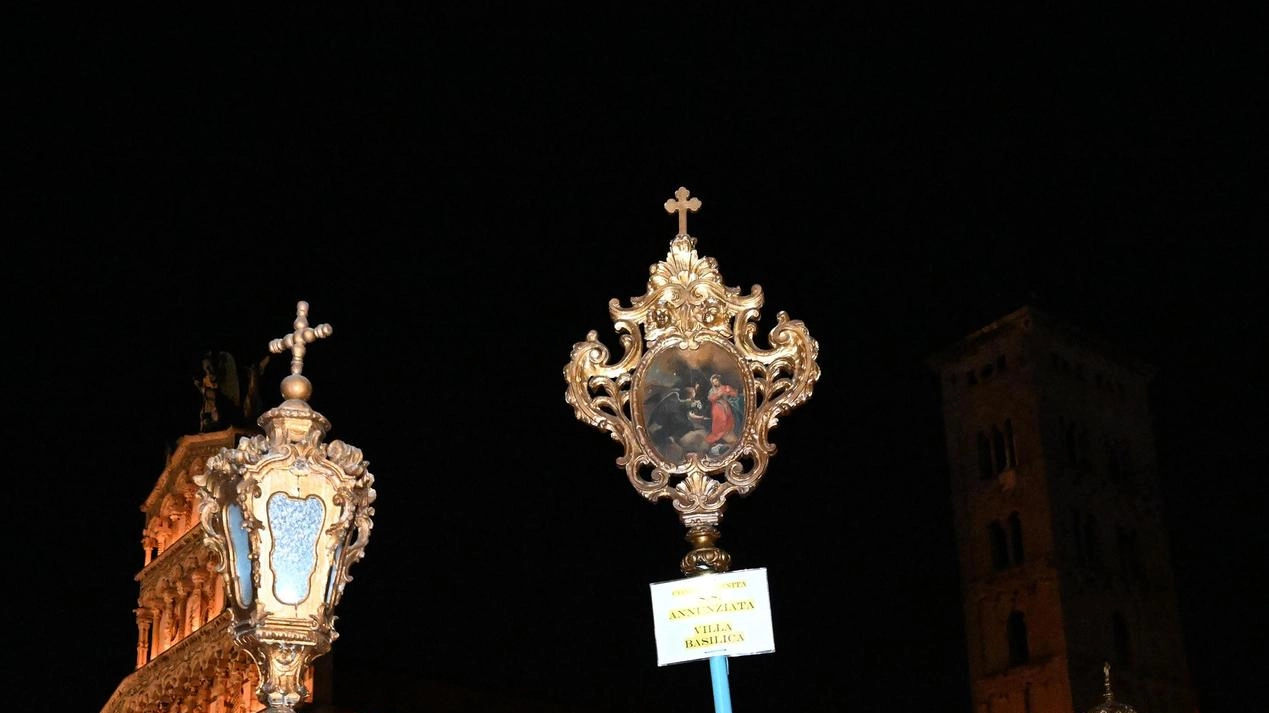 Luminara: metà luci saranno a cera Cattedrale, via Fillungo e le “case“ Luminara: metà luci saranno a cera Cattedrale, via Fillungo e le “case“