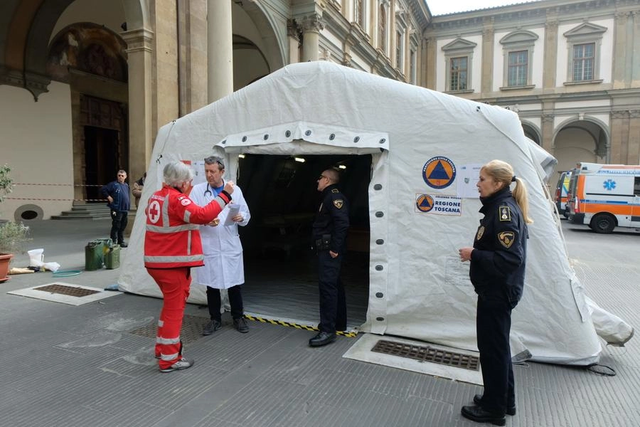 La prima tenda per il triage allestita a Santa Maria Nuova nel febbraio 2020 (Germogli)