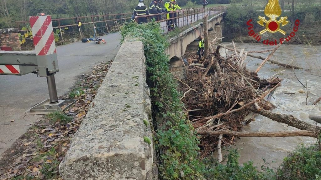 Ponti sbarrati dai detriti. Cento interventi in 24 ore Ponti sbarrati dai detriti. Cento interventi in 24 ore