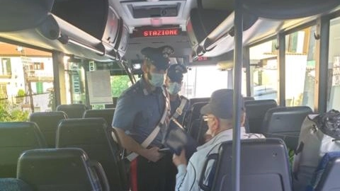 Controlli dei carabinieri a bordo dell'autobus