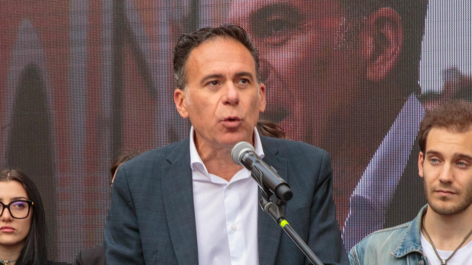 La chiusura di Conti Il centrodestra unito tra musica e gazebo in piazza della Pera La chiusura di Conti Il centrodestra unito tra musica e gazebo in piazza della Pera