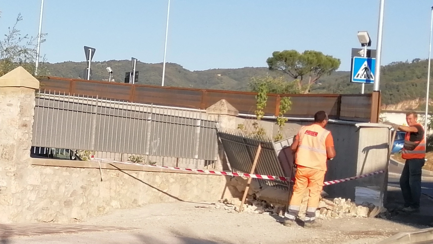Il muro della villetta abbattuto dalla macchina guidata da un giovane che prima si era scontrato con il motorino Il muro della villetta abbattuto dalla macchina guidata da un giovane che prima si era scontrato con il motorino