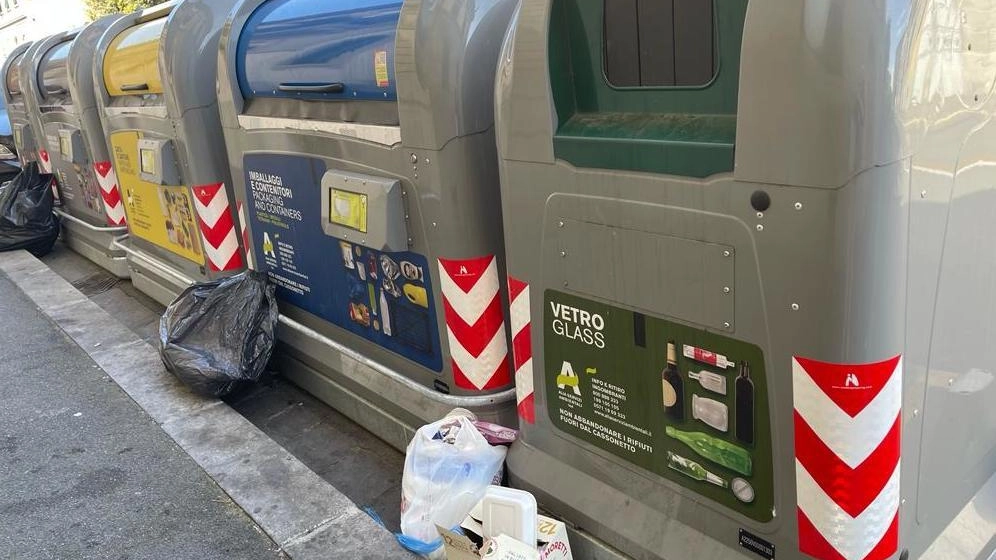 Immondizia accanto ai cassonetti, cattivo odore ed escrementi: la rivolta di via Giampaolo Orsini Immondizia accanto ai cassonetti, cattivo odore ed escrementi: la rivolta di via Giampaolo Orsini
