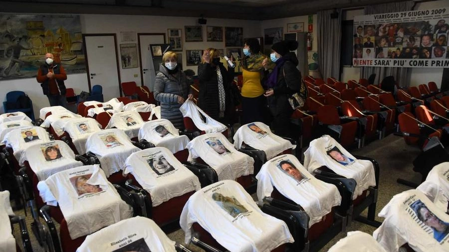 Le maglie con sopra i volti delle vittime della strage di Viareggio