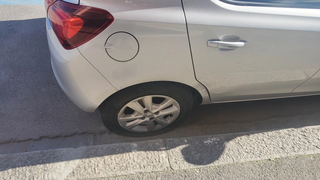 Una delle auto danneggiate Una delle auto danneggiate