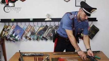 A 90 anni con un arsenale in casa  "Gira col revolver in strada"  Blitz dei carabinieri a Cascina