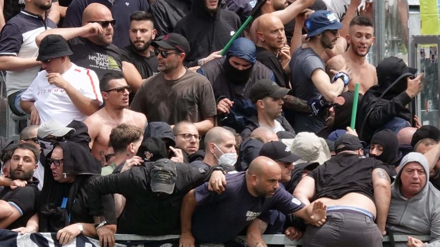 Gli incidenti nella curva Piscina del ’Picco’ durante la partita Spezia-Napoli