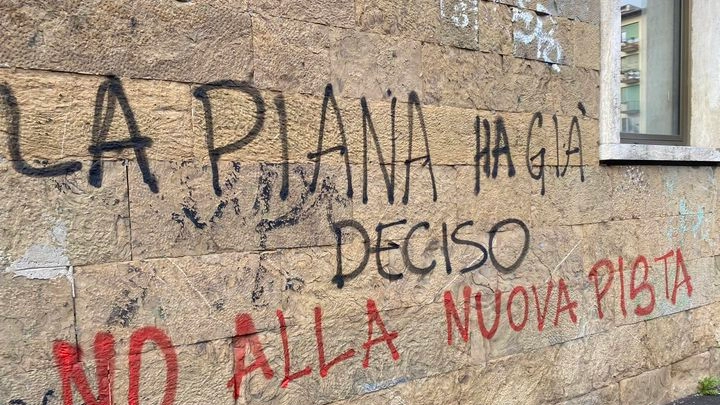 L'irritazione dell'ex deputato di Iv Gabriele Toccafondi: “Contribuiremo come partito per la rimozione della scritta dal muro”