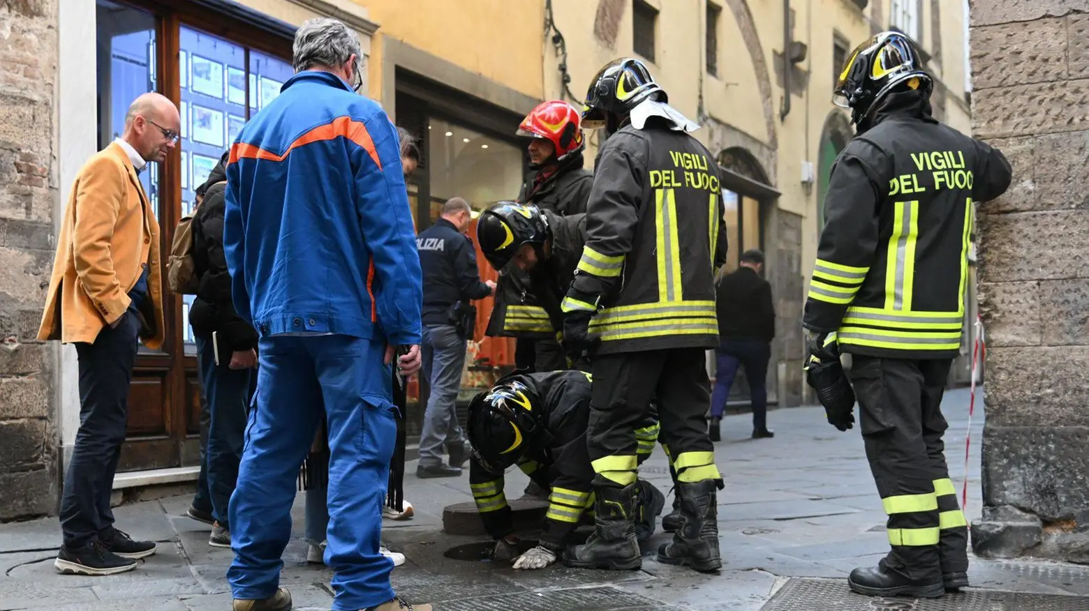 Scoppi, blackout e fumo dai tombini Momenti di paura in via Santa Lucia Scoppi, blackout e fumo dai tombini Momenti di paura in via Santa Lucia
