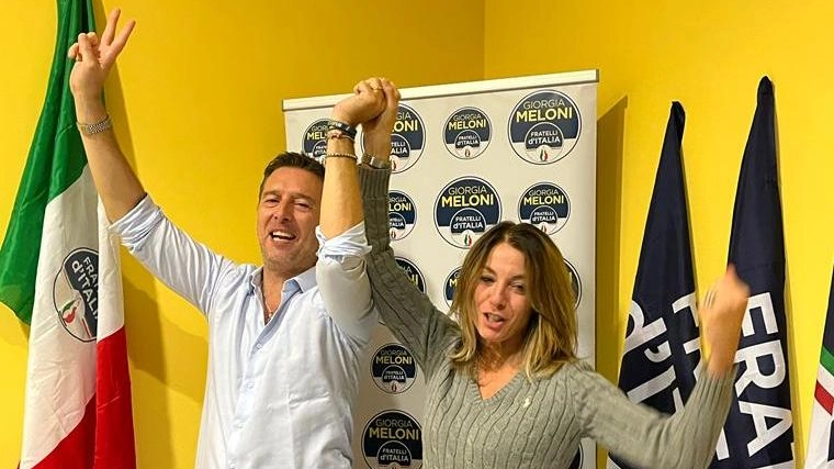 Fabrizio Rossi e Simona Petrucci festeggiano nella sede di Fratelli d’Italia