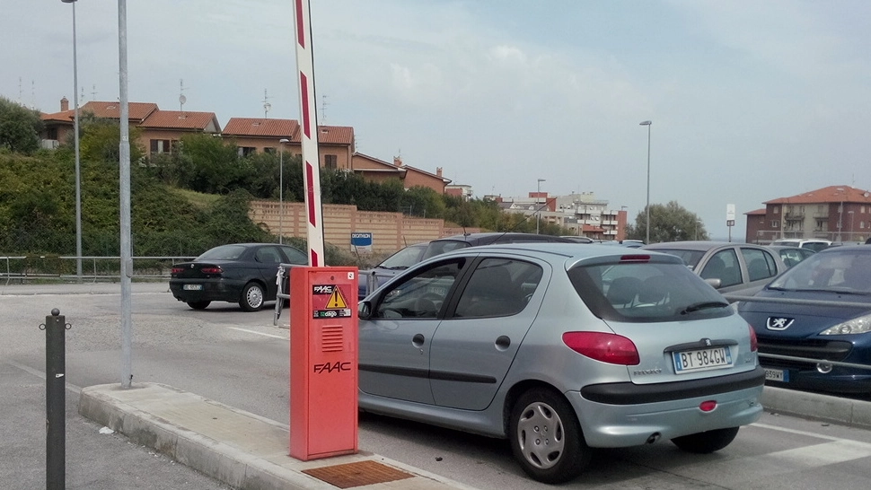 Ancona, parcheggio dell'ospedale Torrette: sbarre alzate