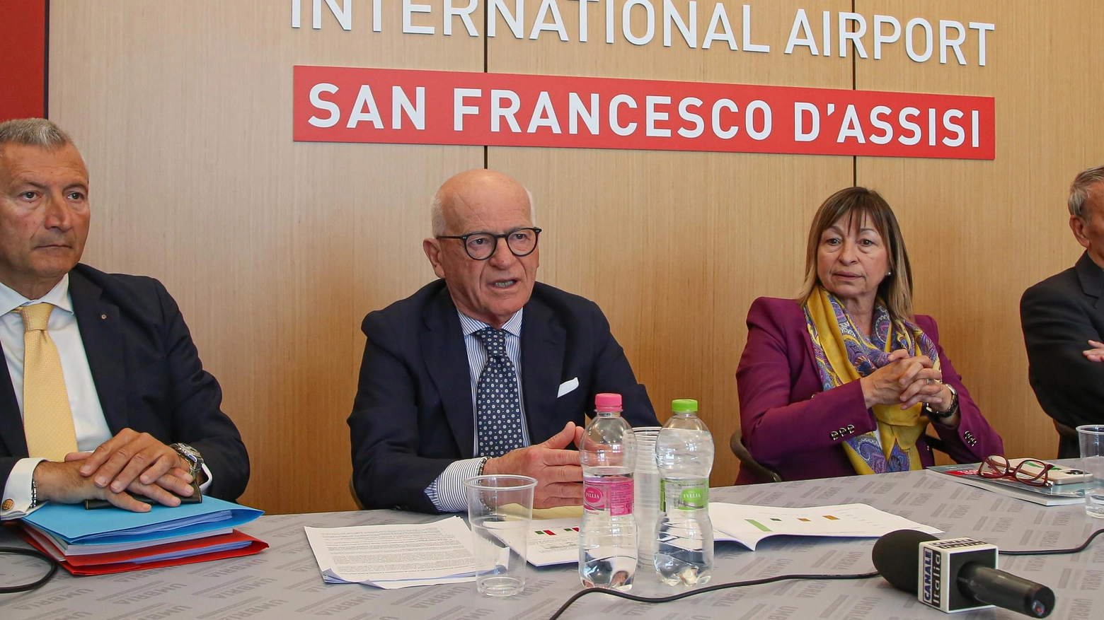 L’aeroporto vuole volare alto "Obiettivo 500mila passeggeri Investimenti e più collegamenti L’aeroporto vuole volare alto "Obiettivo 500mila passeggeri Investimenti e più collegamenti