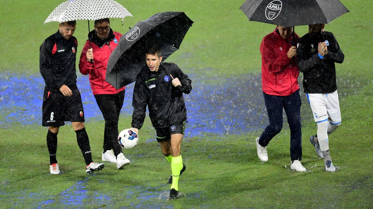 Spal-Lucchese: il sopralluogo di arbitro e capitani dopo la sospensione. Gara definitivamente rinviata Spal-Lucchese: il sopralluogo di arbitro e capitani dopo la sospensione. Gara definitivamente rinviata