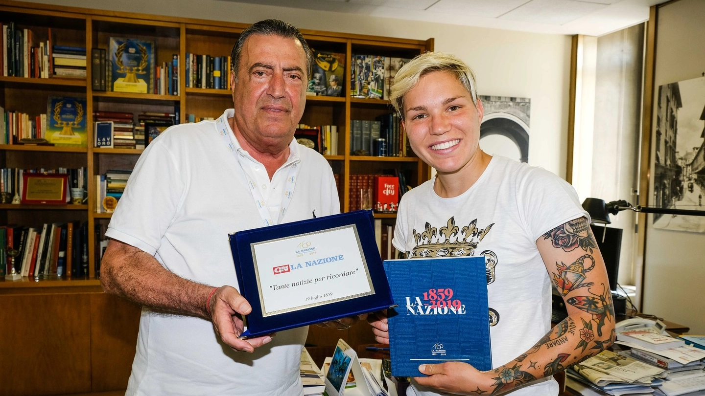 Elena Linari premiata dal direttore della "Nazione", Francesco Carrassi (New Press Photo)