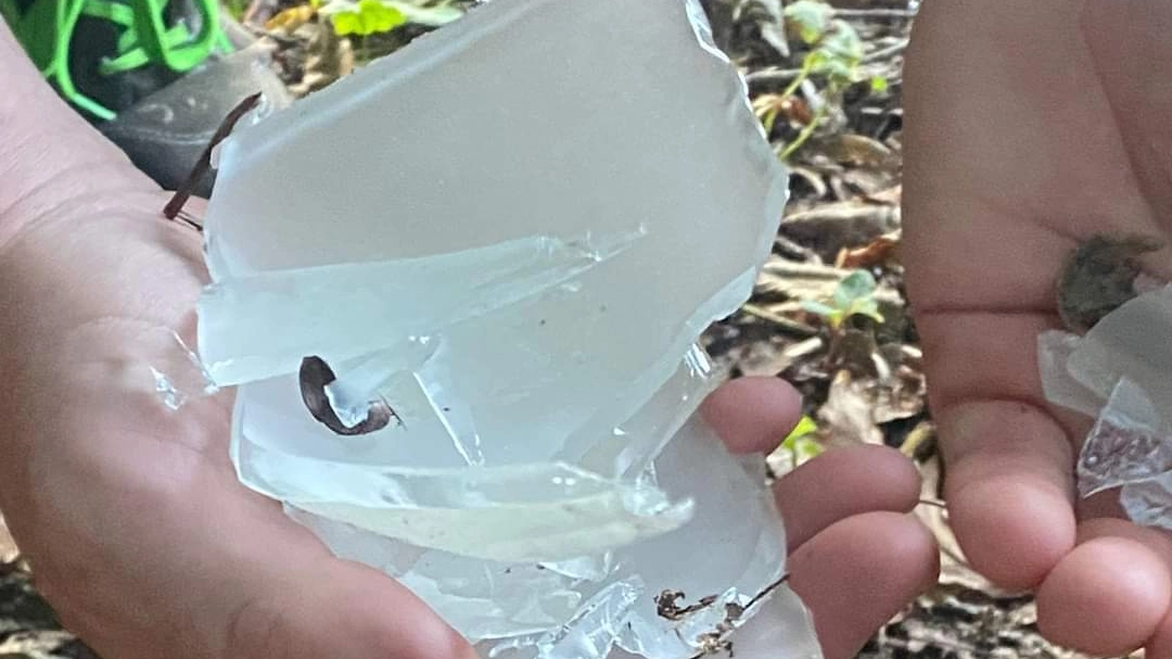 Frammenti del vetro dei lampioncini che sono stati rotti dai vandali a Sovicille e che verranno adesso ripagati dagli autori di una bravata senza senso a cui il sindaco si era appellato Frammenti del vetro dei lampioncini che sono stati rotti dai vandali a Sovicille e che verranno adesso ripagati dagli autori di una bravata senza senso a cui il sindaco si era appellato