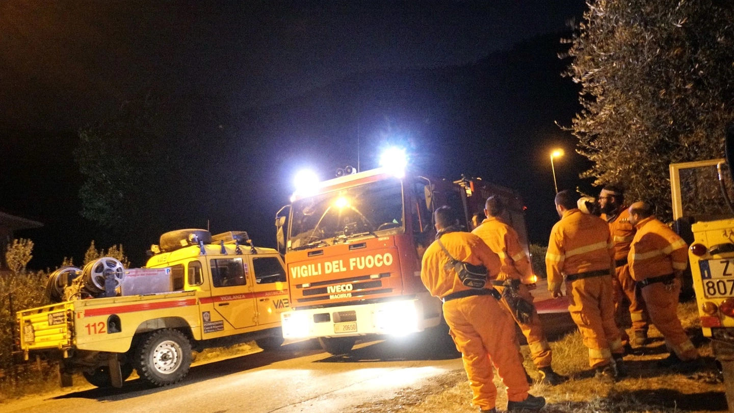 I vigili del fuoco a Montale (foto Gabriele Acerboni/FotoCastellani)