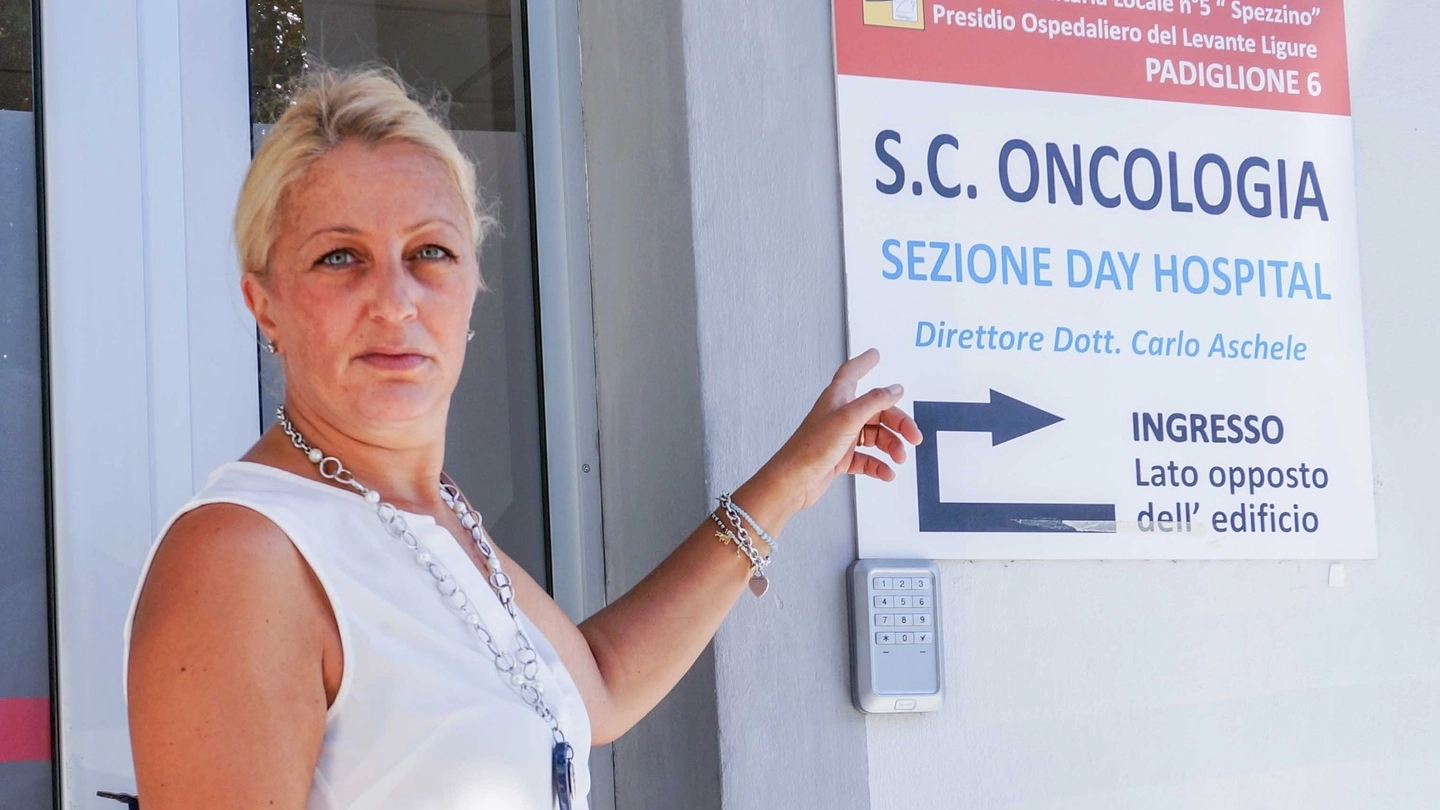 La nostra cronista all’ingresso del reparto di oncologia dell’ospedale Sant’Andrea della Spezia