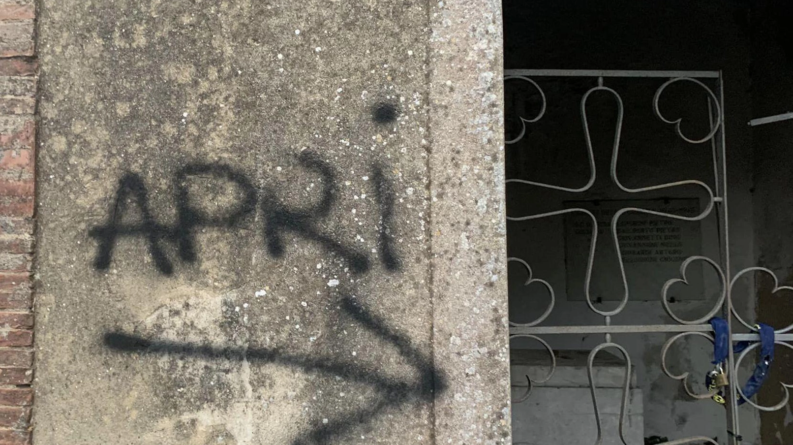Raid vandalico a San Ginese: danni, svastiche e scritte oscene