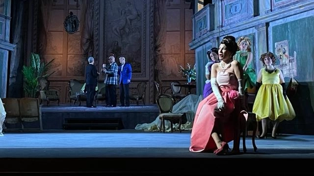 Elegante e poetica, la Rondine diretta da Valerio Galli vola per la terza volta sul palco del Teatro di Pisa