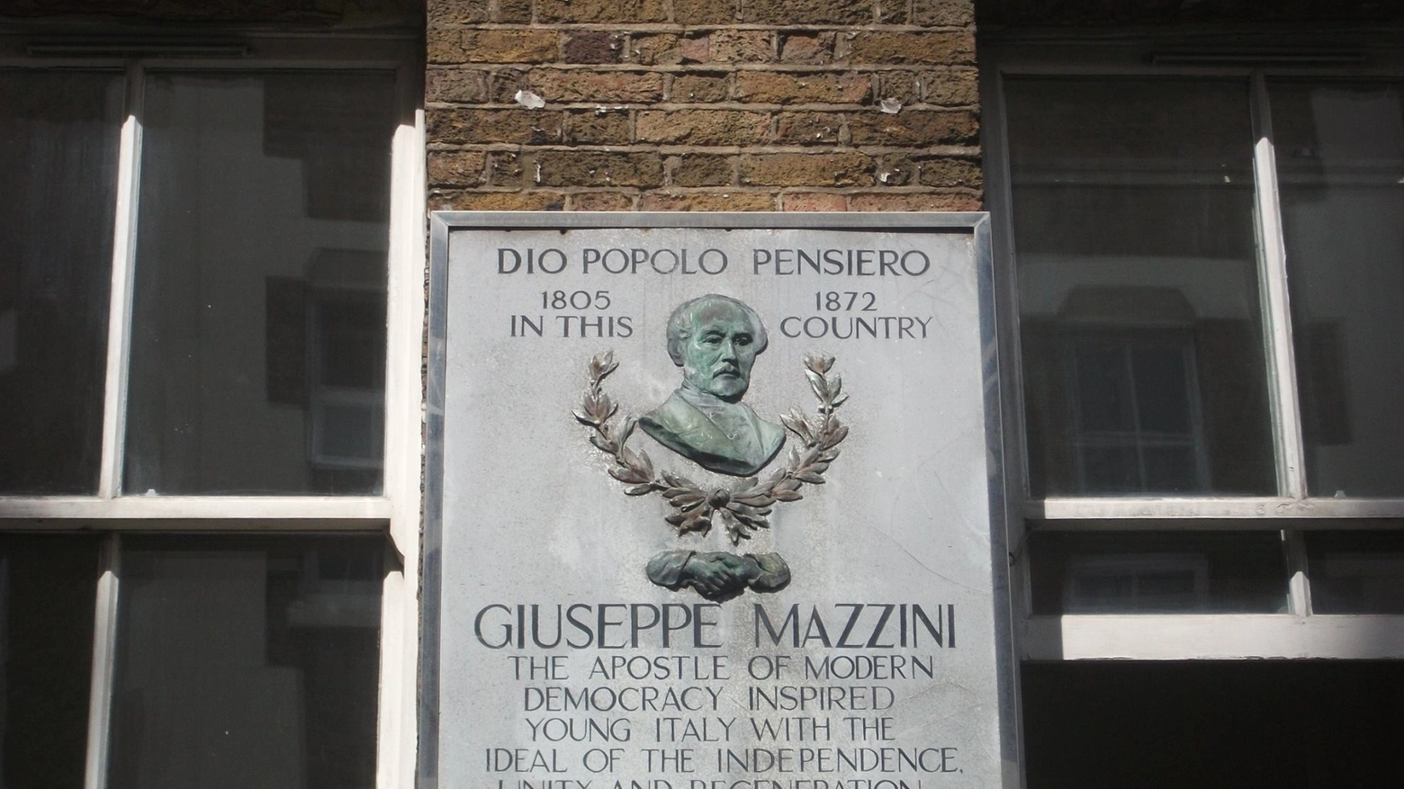 La targa dedicata a Giuseppe Mazzini in Laystall Street a Londra