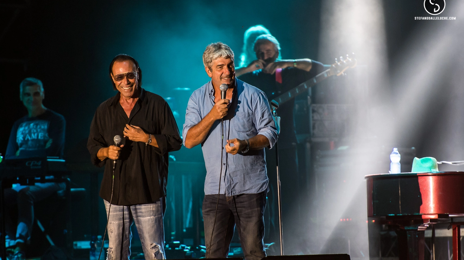 Venditti e Paolo Rossi sul palco (foto Stefano Dalle Luche)