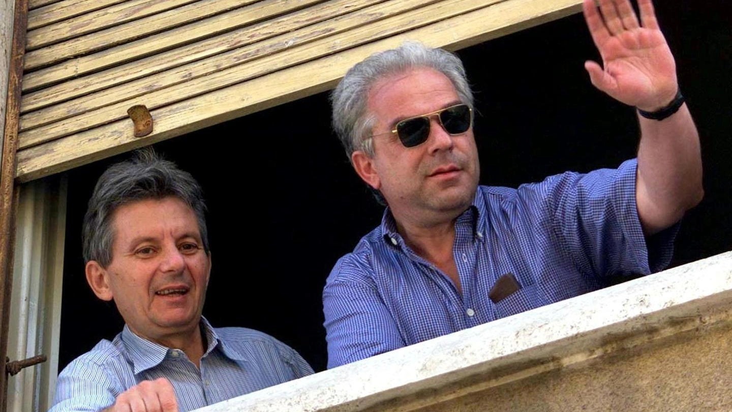Adriano Sofri e Giorgio Pietrostefani salutano dalla finestra della questura di Pisa;  la foto dell’Ansa ritrae i due fondatori di Lotta Continua 