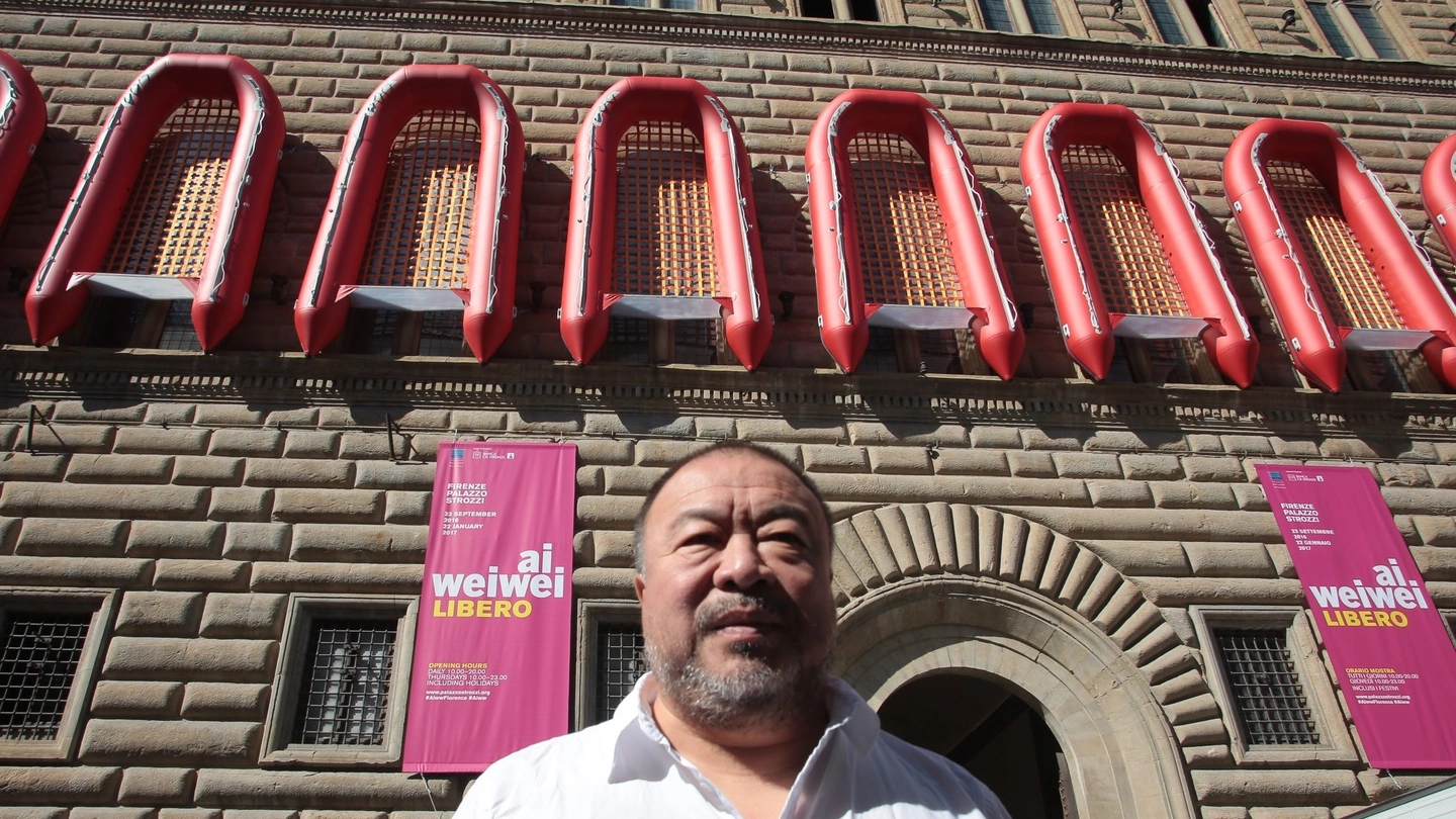 L'artista Ai Weiwei con la sua opera alle spalle (Moggi/NewPressPhoto)