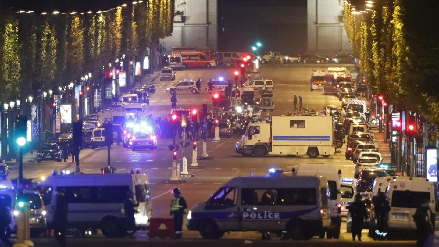 Parigi, gli Champs-Élysées dopo l'attentato