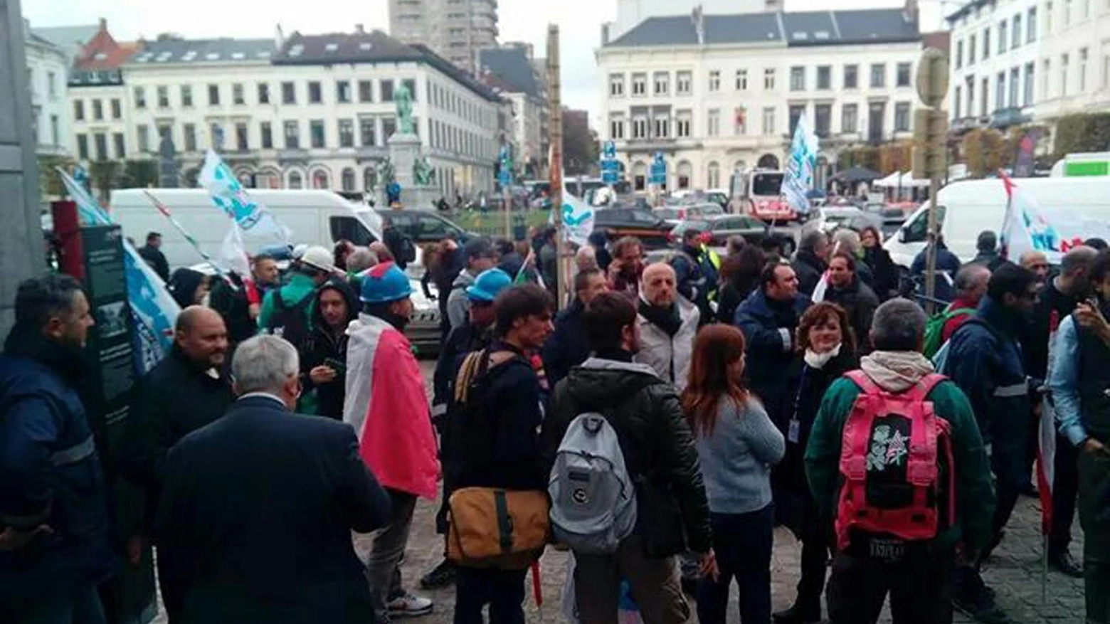 La manifestazione dei 160 lavoratori dell'Ast davanti alla sede del Parlamento Europeo (foto ANSA)