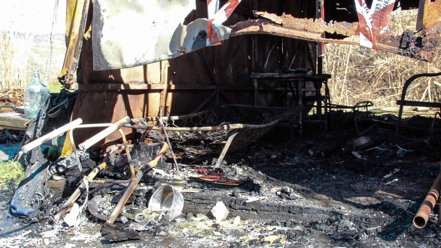 La baracca distrutta dall'incendio (foto Frascatore)