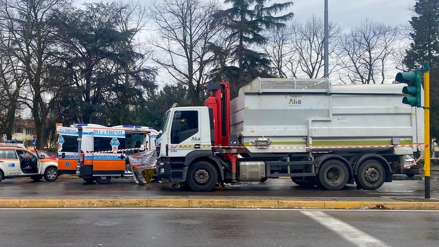 Il camion dei rifiuti e il luogo della tragedia (Fotocronache Germogli)