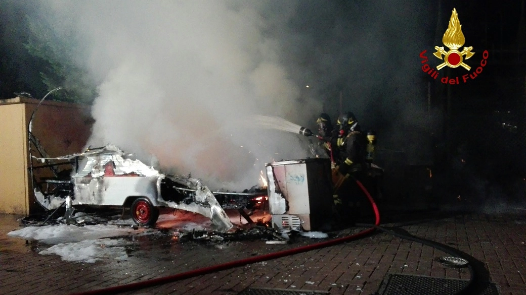 La roulotte distrutta dall'incendio (foto Vigili del Fuoco)