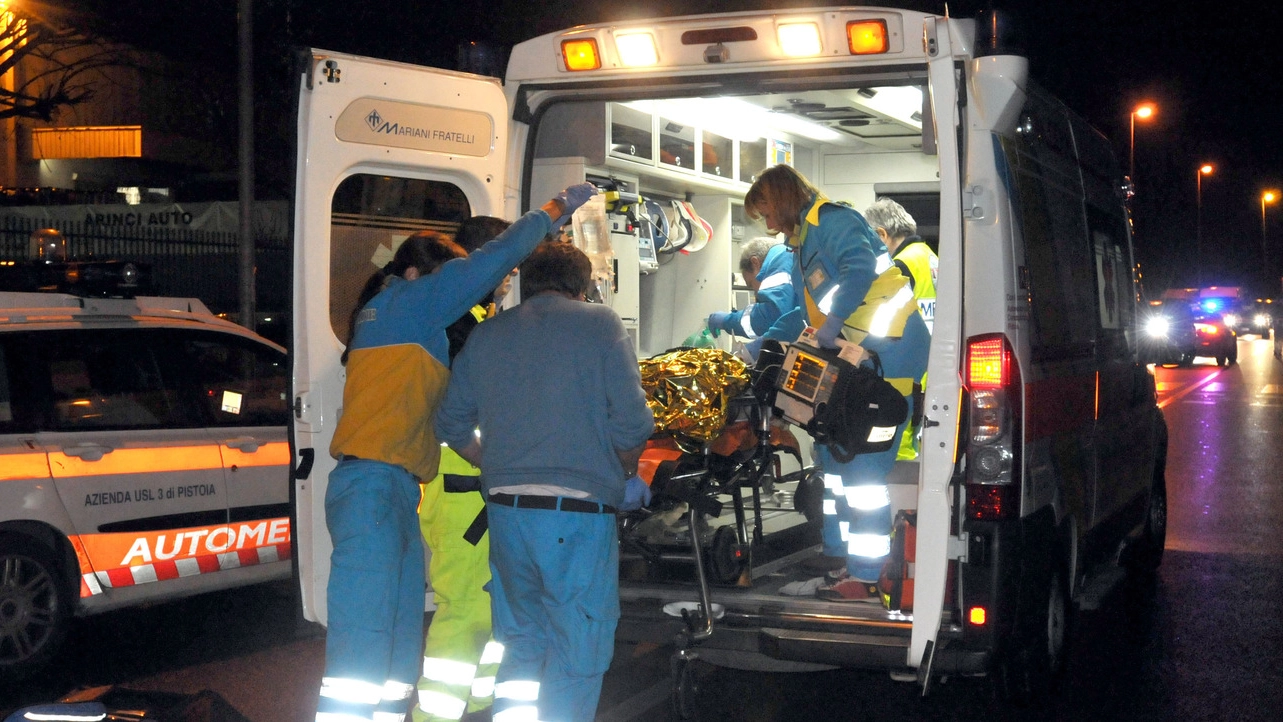INTERVENTO Complesse le operazioni di soccorso ai due feriti a bordo dello scooter (foto d’archivio)