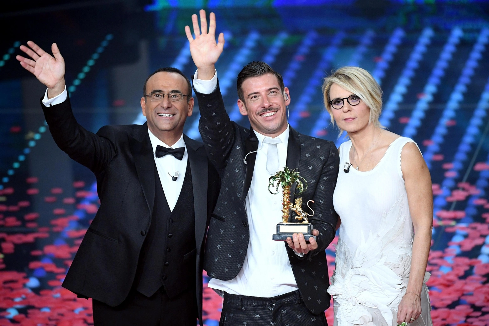 Carlo Conti, Francesco Gabbani e Maria De Filippi al Festival di Sanremo 2017 (Foto Ansa)