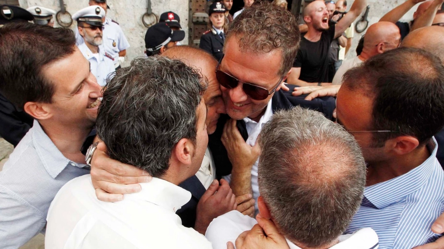 Il capitano Palazzi abbracciato dai contradaioli (Foto Lazzeroni)