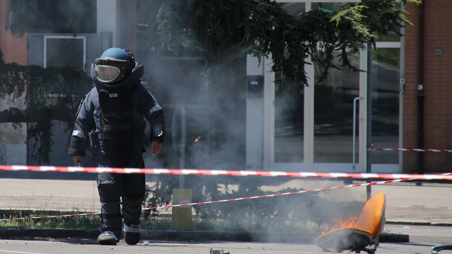 Finta bomba fatta esplodere dagli artificieri davanti alla sede del PD di via Forlanini 