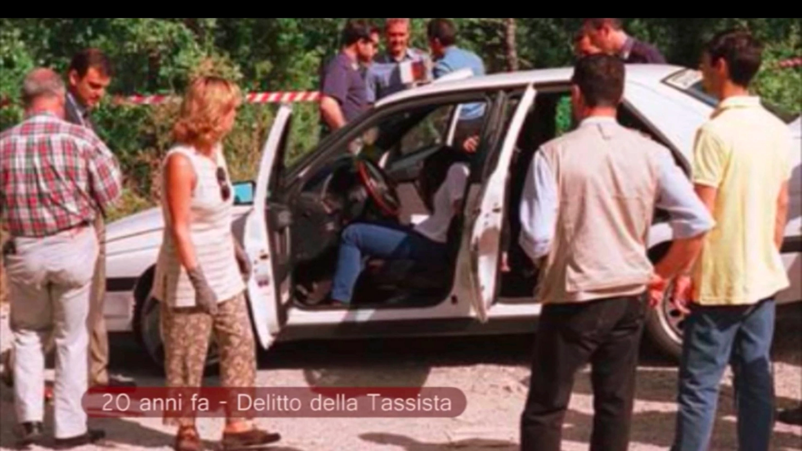 9 agosto 1997: investigatori accanto al taxi 22