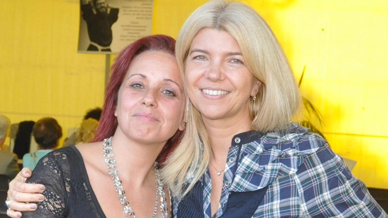 ESPERIENZE A sinistra Irene Sisi e Claudia Francardi,qui sotto una delle cene galeotte a Volterra con all’estrema destra Innocenti