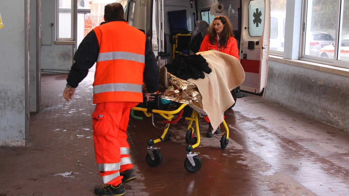 Un operaio di 41 anni è ricoverato in gravi condizioni dopo essere caduto da un'impalcatura su cui stava lavorando. Una tragedia che si aggiunge alla lista di incidenti sul lavoro in Umbria. Appelli a un maggiore impegno per la prevenzione degli infortuni.