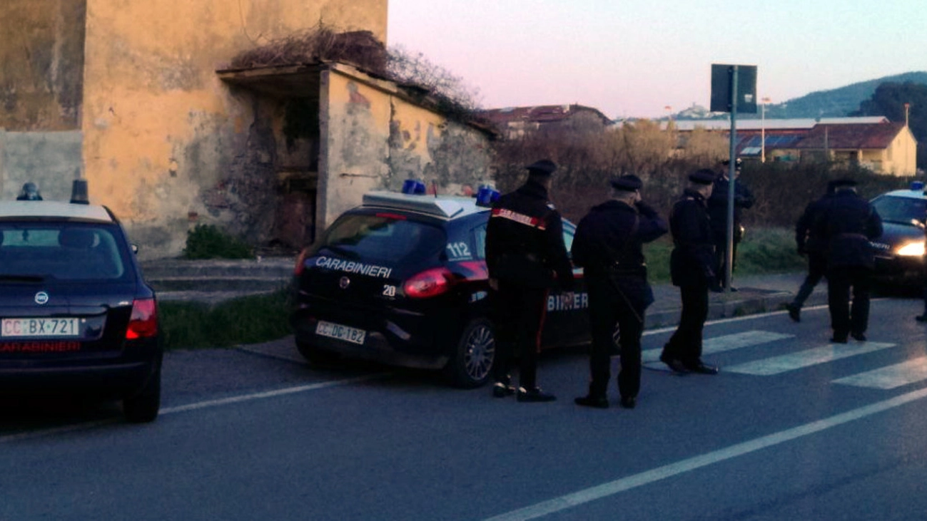  I carabinieri nel casolare abbandonato dell’Asl davanti all’ospedale San Bartolomeo
