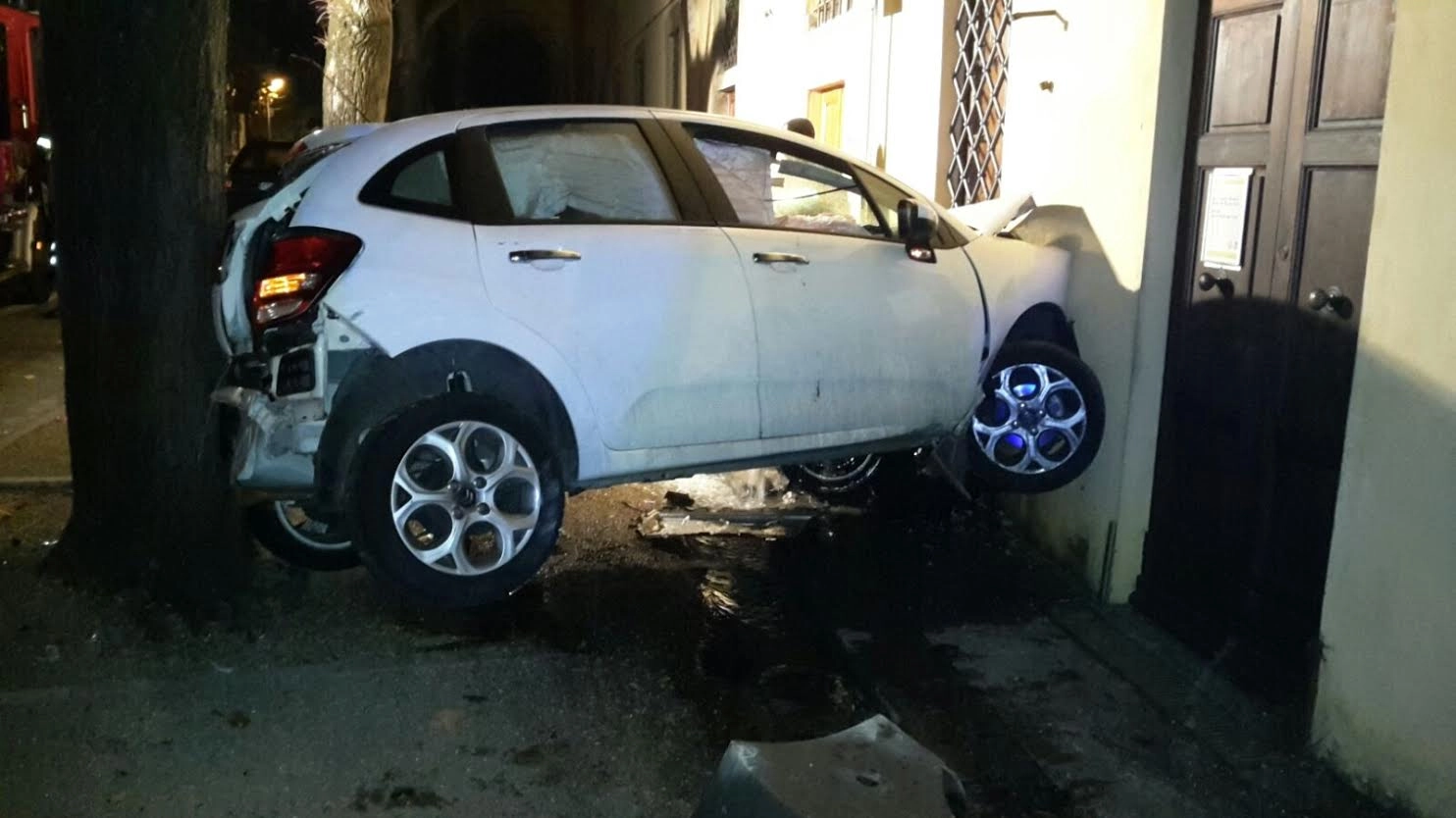 L'auto incastrata deopo l'incidente a San Domenico