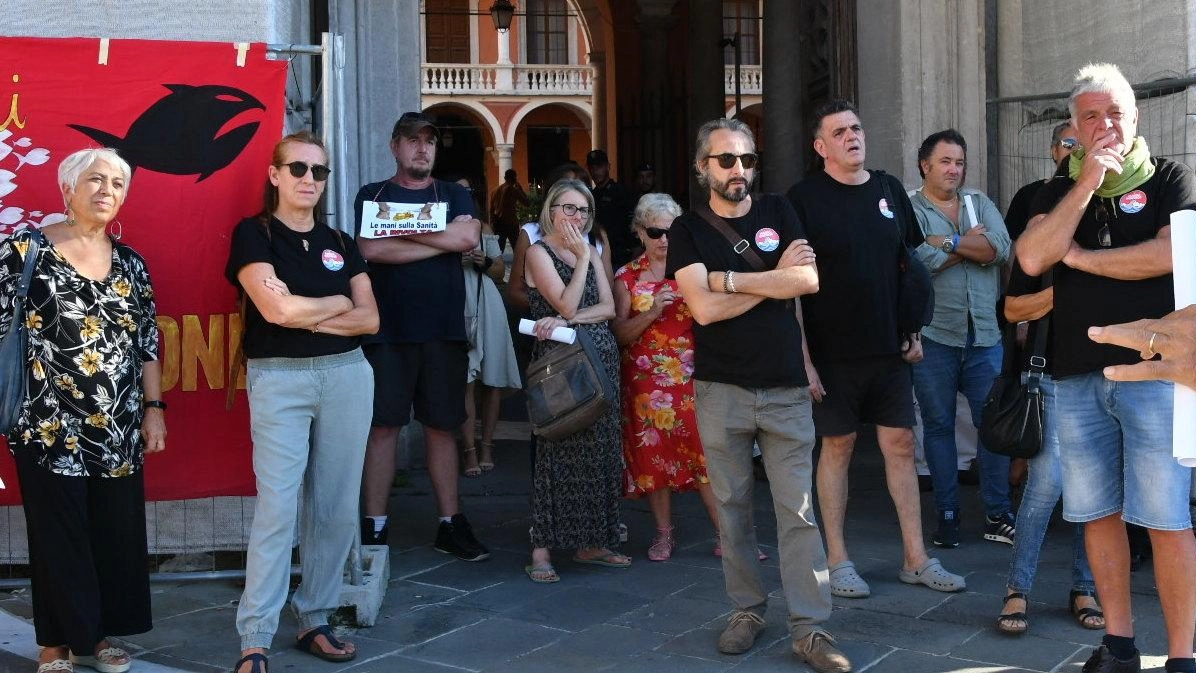 Sit-in per il Monoblocco Appello al prefetto Aprea Sit-in per il Monoblocco Appello al prefetto Aprea