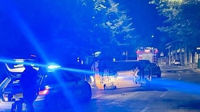 Ubriaco provoca incidente  Si ribalta con l’auto  Denuncia e patente ritirata