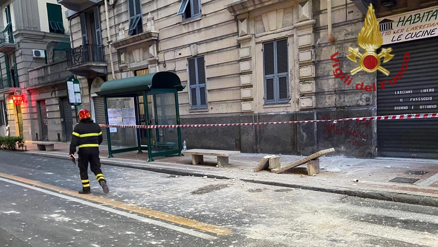 Il pezzo di cornicione crollato a Spezia Il pezzo di cornicione crollato a Spezia