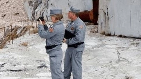 Carabinieri forestali in una cava di marmo (foto di repertorio)
