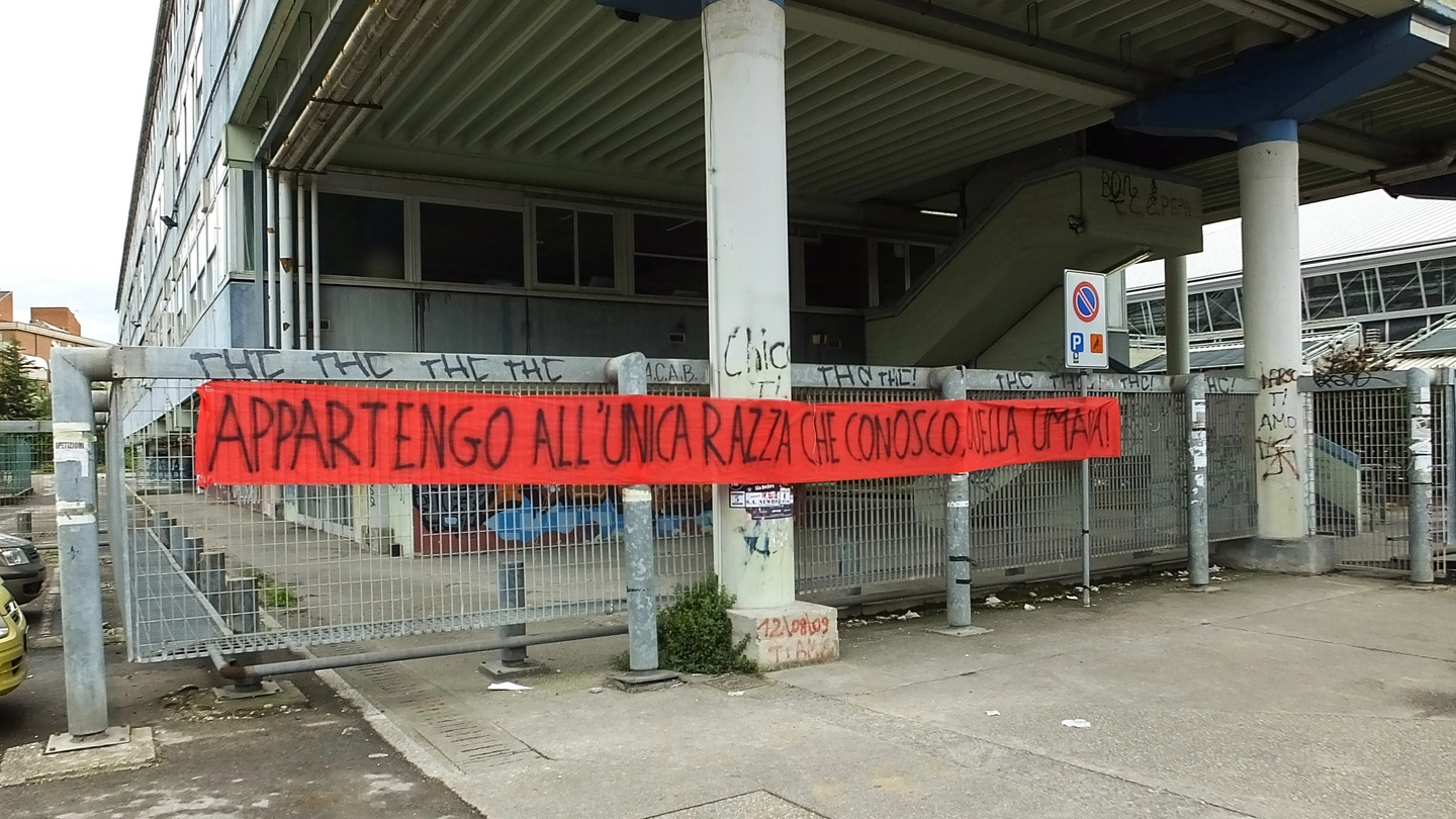 Lo striscione a favore della ragazza offesa dalle frasi razziste (Salvini)