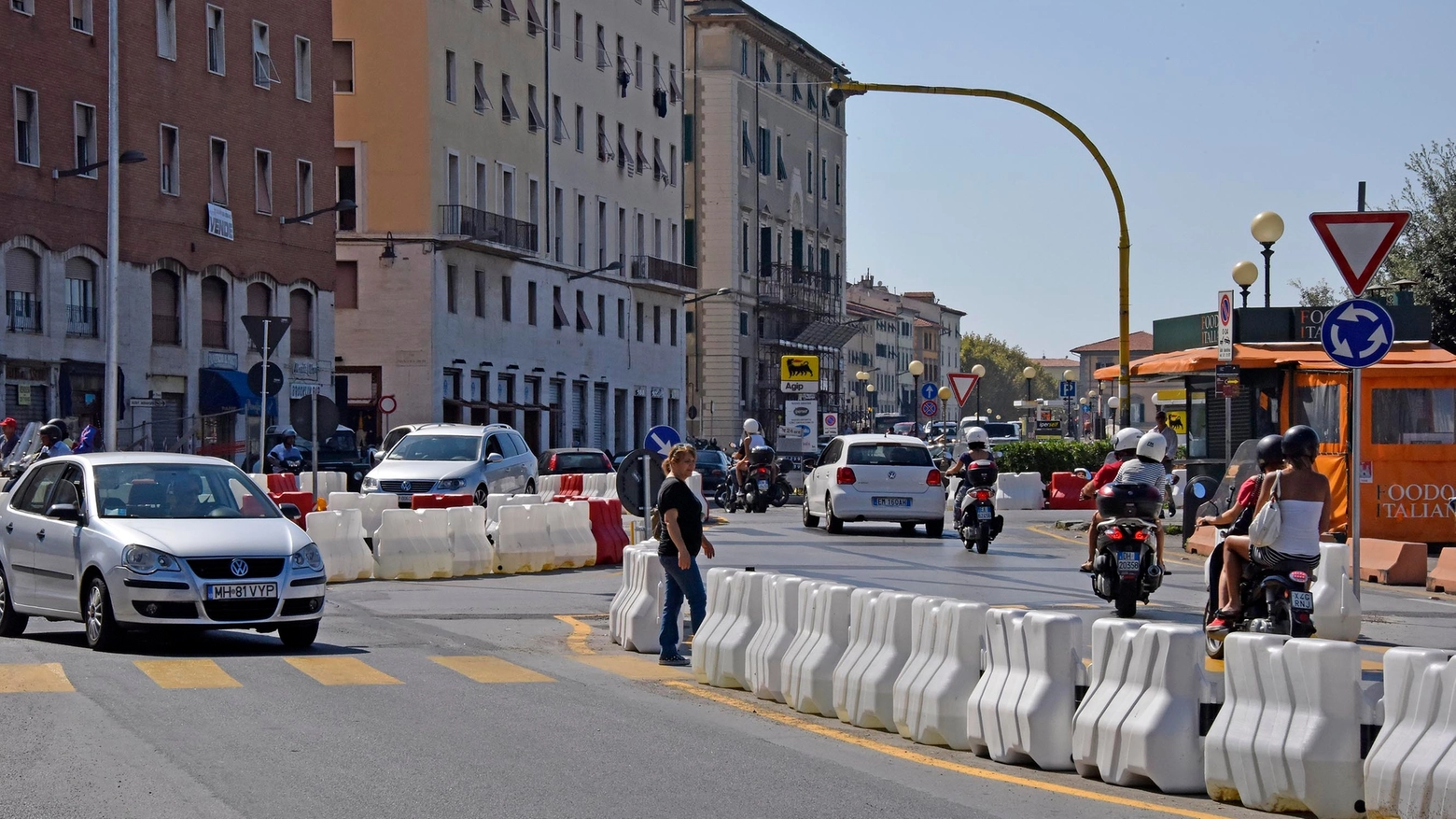 I lavori e il vecchio semaforo al porto (foto Novi)