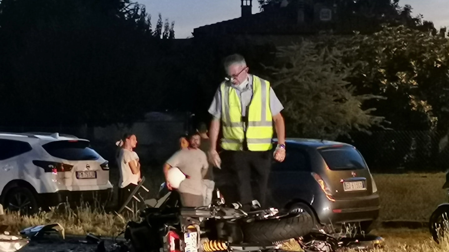 La moto distrutta nell'incidente accaduto nella serata di venerdì a Arezzo