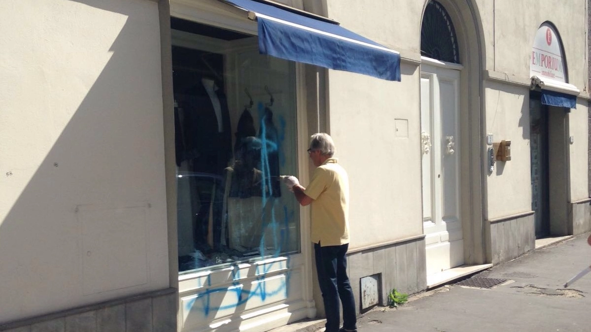 Il negozio Franchini imbrattato dai vandali
