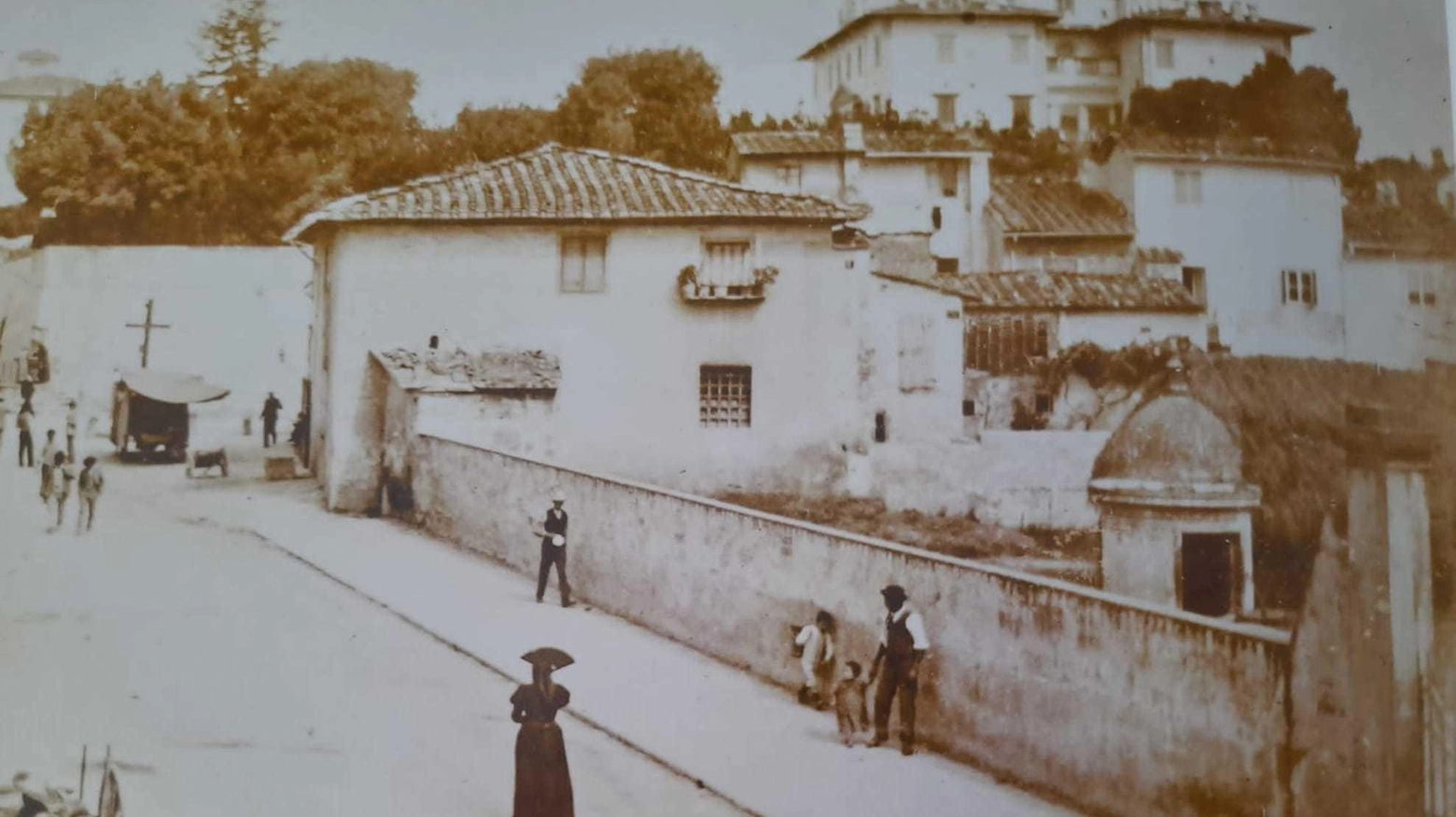 Scavi in piazza: ritrovata medaglia  Scoperta nella base del monumento